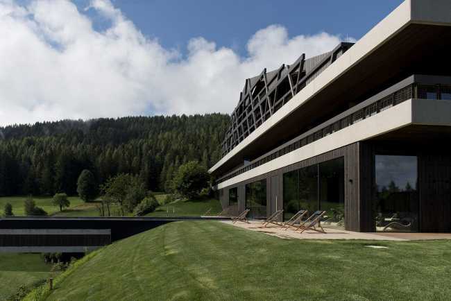 Hotel with wood paneling in a natural setting